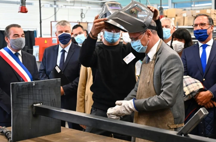 Le ministre de l'Education nationale, Jean-Michel Blanquer, visite un atelier de soudure du lycée professionnel Pierre et Marie Curie de Château-Gontier (Mayenne) le 31 août 2020