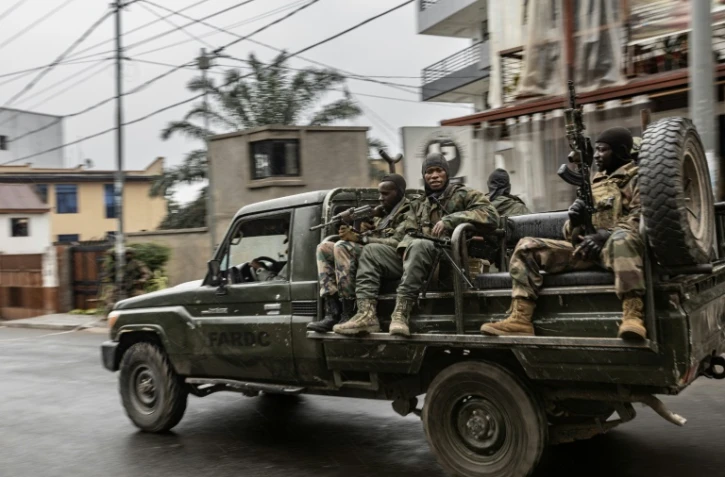 Des combattants du M23 circulent dans un véhicule ayant appartenu aux Forces armées de la République démocratique du Congo (FARDC) lors d'une patrouille dans les rues de Goma, le 29 janvier 2025 en RDC