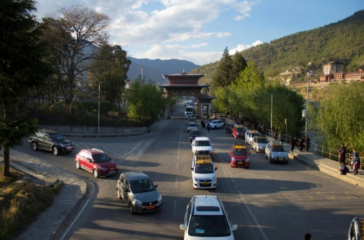 Des voitures dans un bouchon à Thimphou, la capitale du Bhoutan, le 19 avril 2019.