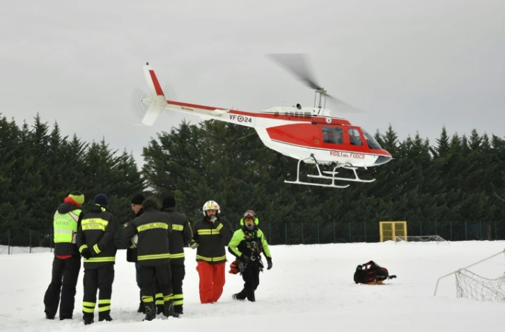 Les secours italiens le 20 janvier 2017 à Penne d'où ils s'apprêtent à rejoindre Farindola où un hôtel a été dévasté par une avalanche