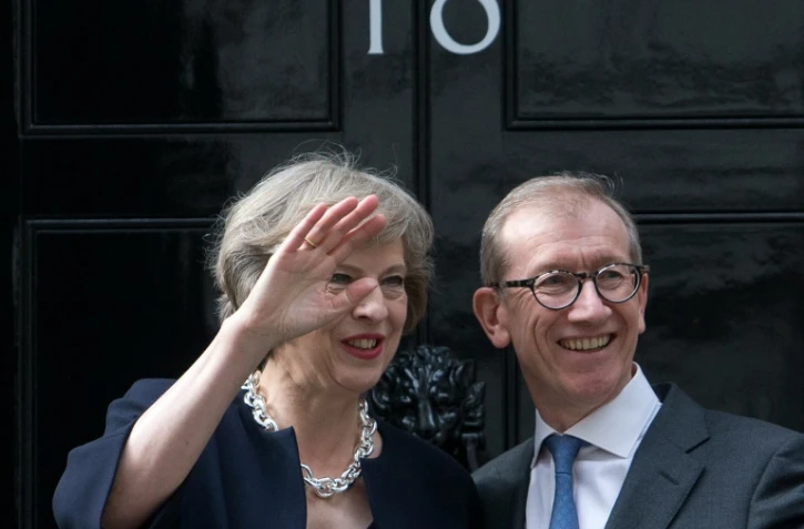 La Première ministre britannique et son mari Philip John devant le 10 Downing Street le 13 juillet 206 à Londres