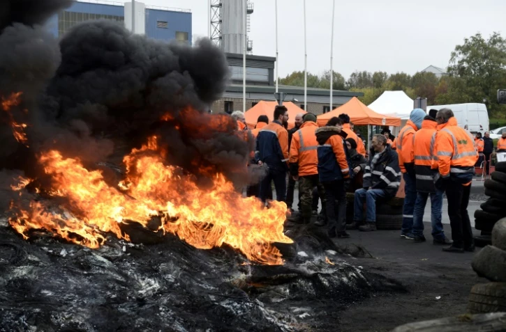 Des salariés d'Ascoval manifestent devant l'entrée de l'usine, à Saint-Saulve (Nord), le 29 octobre 2018