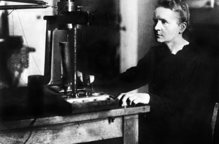 Photo datant de 1925 du professeur Marie Curie en train de travailler dans le laboratoire de l'université à Paris