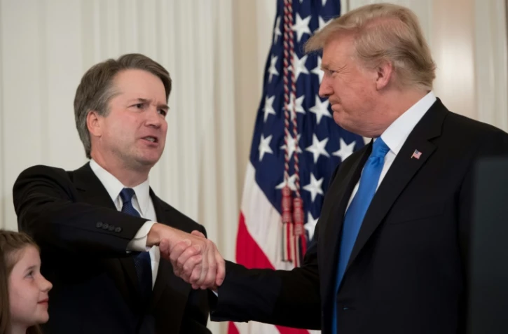 Très conservateur et suscitant une grande défiance chez les démocrates et les progressistes, le juge Brett Kavanaugh, photographié lundi 9 juillet 2018 avec Donald Trump, doit convaincre les sénateurs de le confirmer à la Cour suprême