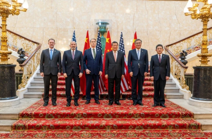Le Représentant américain au Commerce Jamieson Greer, le secrétaire d'Etat au Commerce Howard Lutnick, le secrétaire au Trésor Scott Bessent posent avec le vice-Premier ministre chinois He Lifeng, le ministre du Commerce Wang Wentao, et le représentant au Commerce international Li Chenggang à Londres