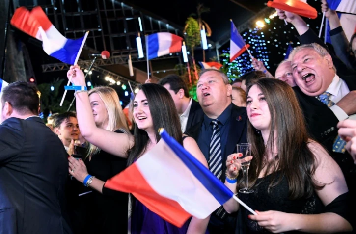 Des sympathisants du Rassemblement National (RN) réagissent à l'annonce des premiers résultats aux Européennes donnant le RN devant LREM, le 26 mai 2019 à Paris
