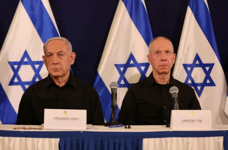 Le Premier ministre israélien Benjamin Netanyahu (G) et le ministre de la Défense Yoav Gallant assistent à une conférence de presse dans la base militaire de Kirya à Tel Aviv, le 28 octobre 2023