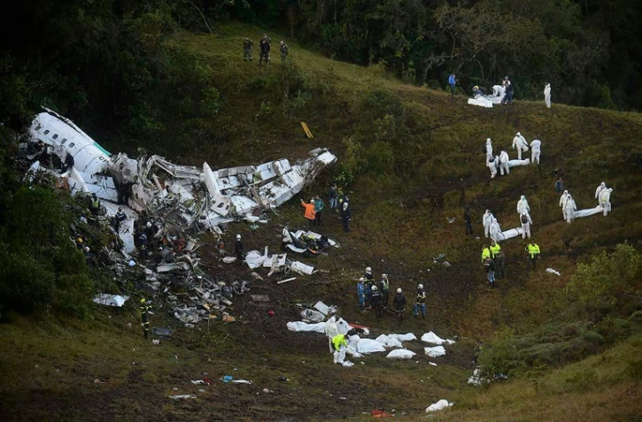 Sur le site du crash d'un avion dans la zone montagneuse d'El Gordo, à environ 50 km de Medellin, en Colombie, le 29 novembre 2016