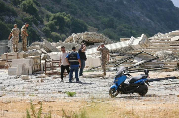 Des soldats inspectent les destructions sur un site visé par une frappe aérienne israélienne dans le village d'Arabsalim, dans le sud du Liban, le 6 septembre 2026