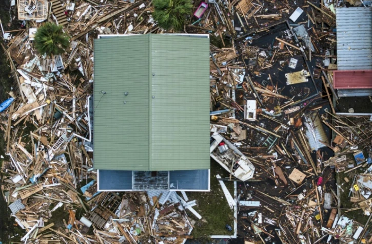 Vue aérienne de dommages autour d'une maison après le passage de l'ouragan Hélène, à Horseshoe Beach en Floride le 28 septembre 2024