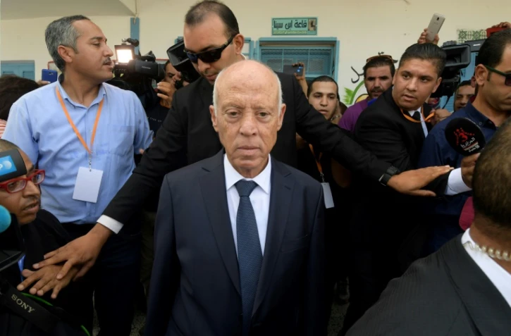 Le candidat à la présidentielle  Kaïs Saied quitte le bureau de vote après avoir déposé son bulletin dans l'urne, lors du second tour, le 13 octobre 2019 à Tunis