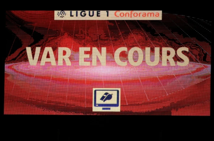 Le tableau d'affichage signale une intervention de la VAR pendant le match de Ligue 1 entre Metz et Lyon au stade Saint Symphorien le 21 févier 2020 à Metz