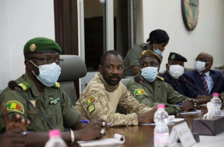 Le colonel Assimi Goïta (sans masque) à la tête de la junte militaire, à Bamako le 22 août 2020