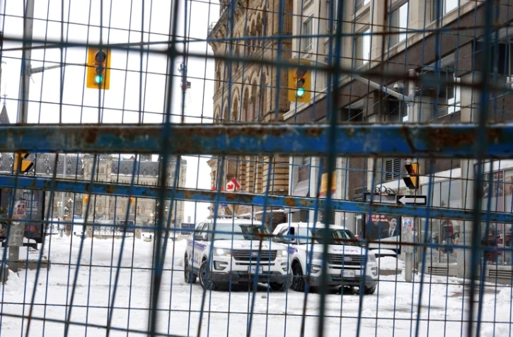 Un grillage installé autour du Parlement canadien à Ottawa après une vague de manifestations contre des mesures sanitaires, le le 20 février 2022