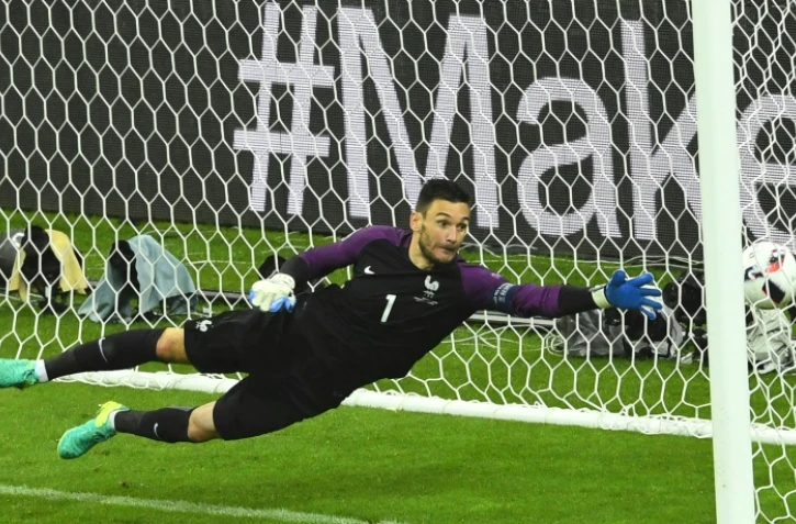 Le gardien français Hugo Lloris encaisse un but  de l'Islandais Birkir Bjarnason, en quart de finale de l'Euro, le 3 juillet 2016 au Stade de France
