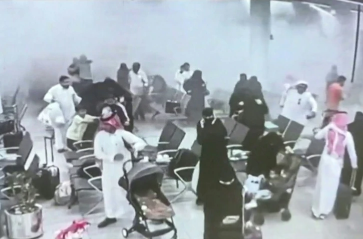 Capture d’écran issue d’images de vidéosurveillance diffusées lors d’une conférence de presse de la coalition dirigée par l’Arabie saoudite à Ryad, le 15 octobre 2026, et rendue disponible via AFPTV, montrant ce que la coalition présente comme une attaque des Houthis contre l’aéroport international d’Abha, le 7 octobre 2026