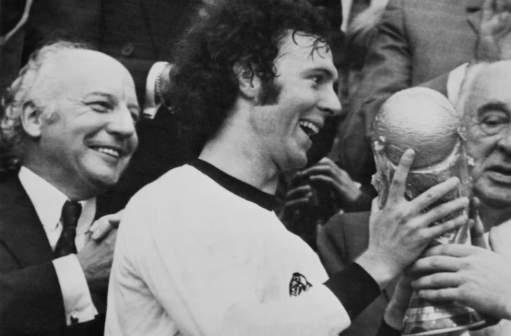 La légende Franz Beckenbauer brandit la Coupe du monde, remportée avec la RFA, le 7 juillet 1974 à Munich, face aux Pays-Bas