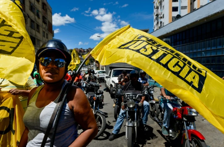 Des opposants défilent en moto à Caracas, le 4 août 2016