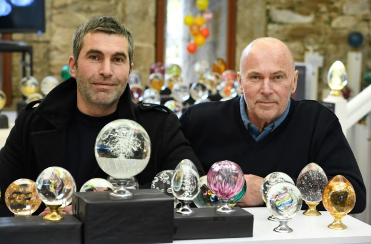 Stéphane Neumager et son père Yves Neumager dans leur entreprise Les Verreries de Bréhat sur l'île de Bréhat le 8 février 2018