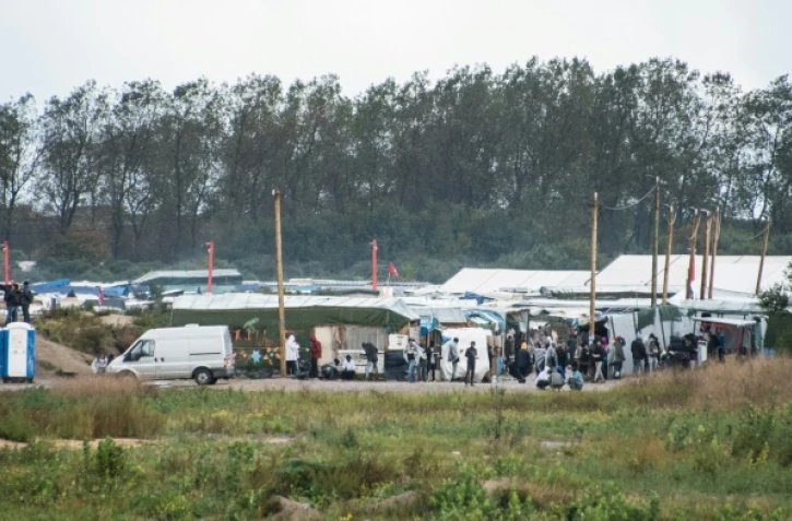 Des migrants à l'entrée de la "Jungle" de Calais, le 21 octobre 2016
