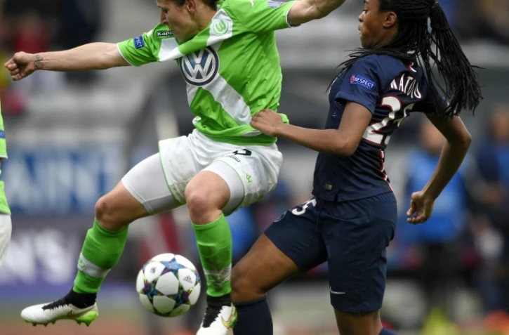 La joueuse du PSG Marie-Antoinette Katoto (d) à la lutte avec Anna Blasse de Wolfsburg en demi-finales retour de la Ligue des champions à Charléty, le 26 avril 2015