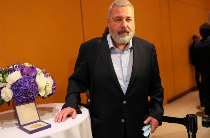 Dmitri Mouratov, rédacteur en chef russe du journal d'investigation indépendant Novaïa Gazeta, pose avec sa médaille de prix Nobel de la paix mise en vente au profit des enfants ukrainiens déplacés par la guerre, à New York, le 20 juin 2022