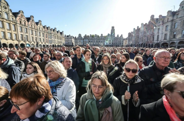 Une foule se rassemble sur la Gand'Place à Arras pour rendre hommage à Dominique Bernard, le 15 octobre 2023
