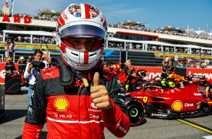 La joie du Monégasque Charles Leclerc (Ferrari), auteur de la pole position, lors des qualifications pour le Grand Prix de France de Formule 1, le 23 juillet 2022 sur le circuit Paul Ricard du Castellet