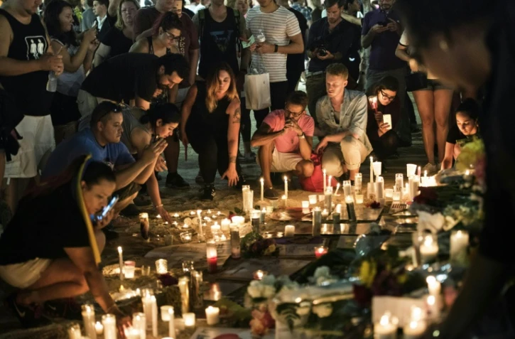Fleurs et bougies déposées devant le Pulse en hommage aux victimes de la fusillade le 13 juin 2016 à Orlando