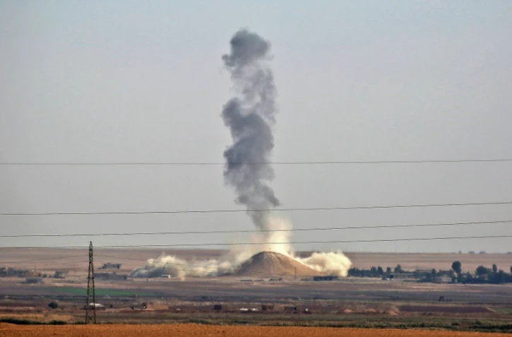 De la fumée s'élève du village syrien de Hisha, à quelque 40 kilomètres de Raqa après des bombardements aériens menés par la coalition le 9 novembre 2016