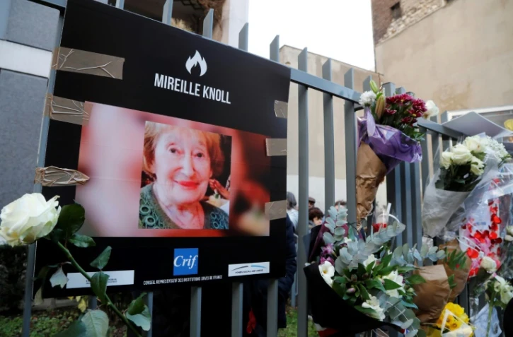 Une photo de  Mireille Knoll accrochée en sa mémoire sur le portail de l'immeuble où elle habitait, à Paris le 28 mars 2018