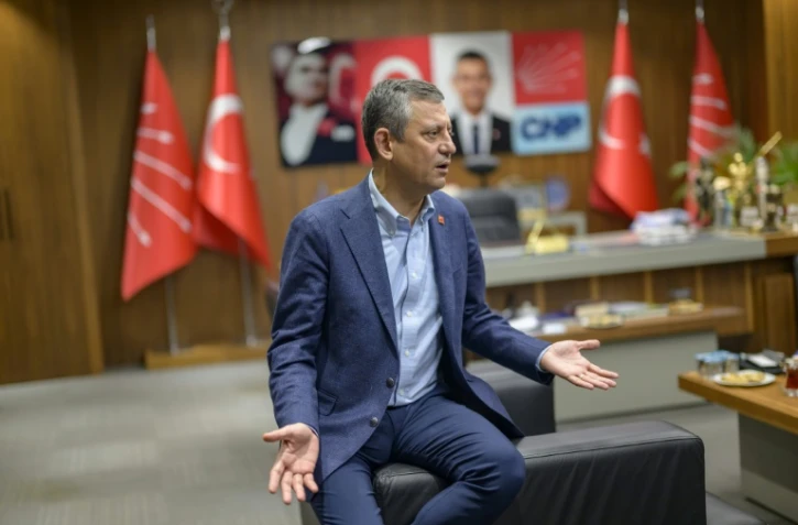 Özgür Özel, le chef du Parti républicain du peuple (CHP), principale force de l'opposition turque, lors d'un entretien avec l'AFP, le 9 avril 2025 à Istanbul