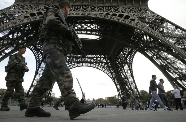 Soldats du plan Vigipirate en patrouille le 16 novembre 2015 sous la Tour Eiffel à Paris