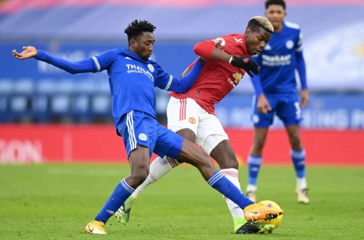 Le milieu de Leicester Wilfred Ndidi (g) à la lutte avec celui de Manchester United Paul Pogba, le 26 décembre 2020 à Leicester