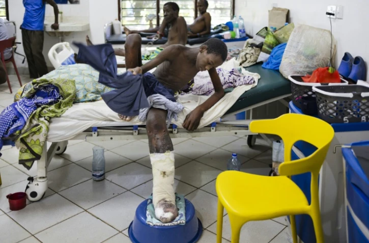 Shukurani Konde Tuva (g), souffrant d'une nécrose des tissus de sa jambe gauche causée par le venin cytotoxique provenant de la morsure d'une vipère heurtante, est pris en charge à l'hôpital du sous-comté de Malindi, le 7 avril 2025 au Kenya