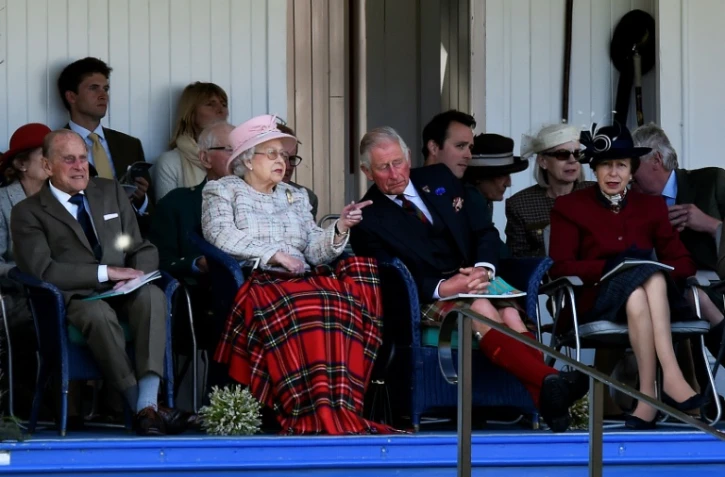 Le Prince Charles (2è g) au côté de sa mère la reine Elizabeth lors d'une manifestation publique à Braemer en Ecosse le 2 septembre 2017