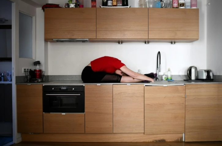 Mathilde Tutiaux, une danseuse du cabaret le Moulin Rouge s'entraîne chez elle, le 8 avril 2020 à Paris