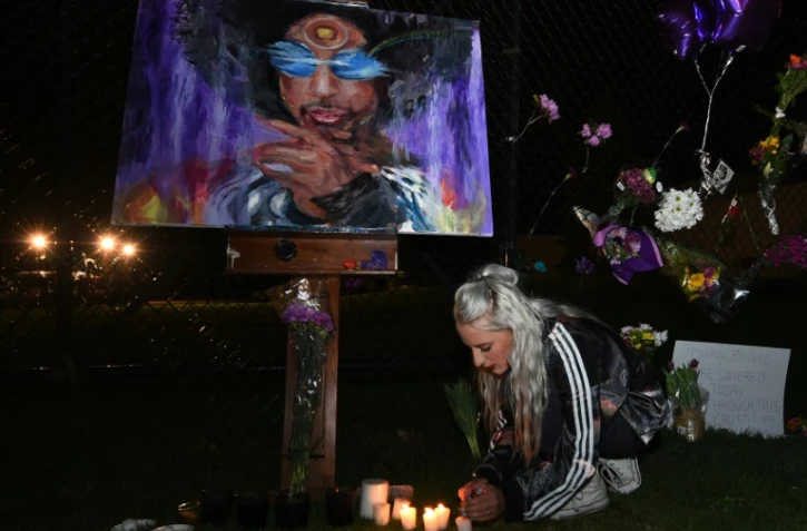 Des fans allument des bougies devant Paisley Park, la résidence de Prince, le 21 avril 2016 à Minneapolis