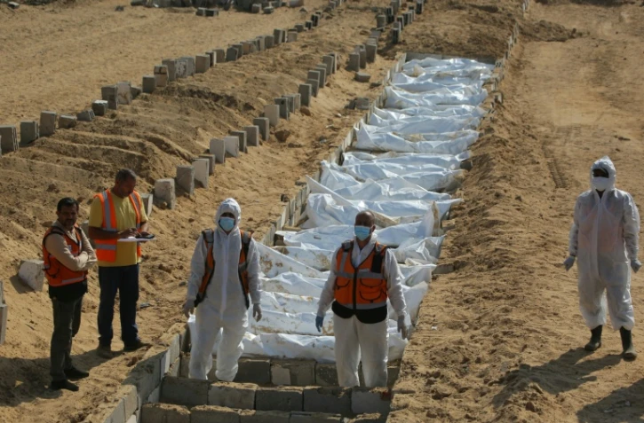 Des travailleurs préparent une fosse commune pour des Palestiniens dans un cimetière de Khan Younès, dans le sud de la bande de Gaza, le 10 Novembre 2025. 