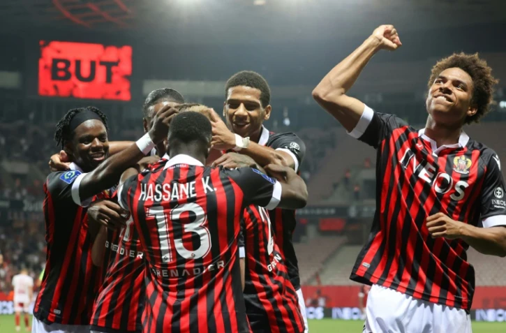 La joie des Nicois, après le 2e but marqué par le défenseur Melvin Bard à domicile face à Brest, lors de la 9e journée de Ligue 1, le 2 octobre 2021 à l'Allianz Riviera 