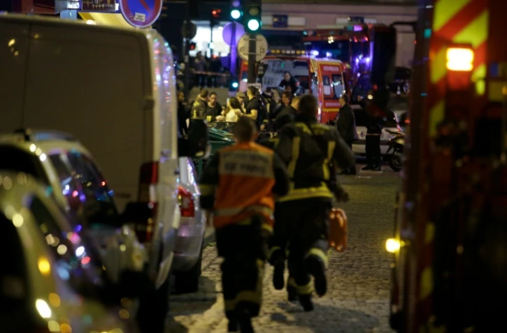 Les secours se précipitent vers le Bataclan le 13 novembre 2015 à Paris