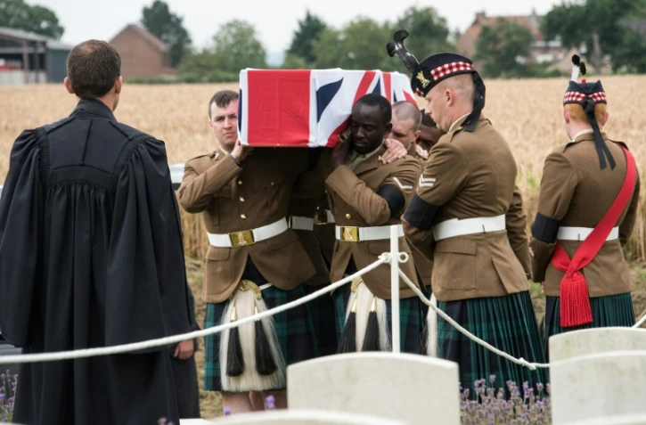 Des soldats écossais portent le cercueil de John Morrison à Cuinchy, le 27 juillet 2016