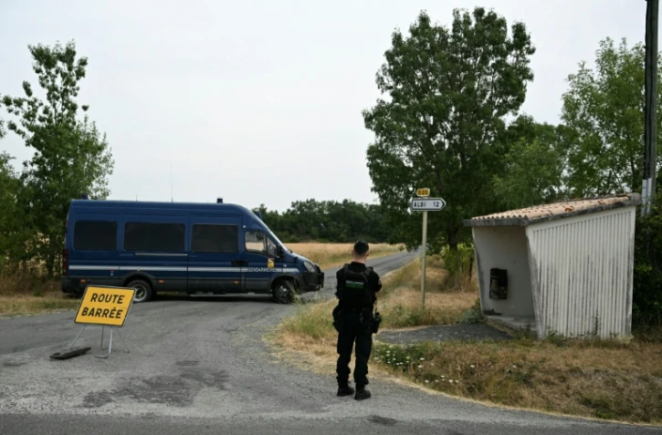 Un gendarme monte la garde sur une route barrée menant au site des recherches pour retrouver le corps de Delphine Jubillar, disparue en décembre 2020, à Villeneuve-sur-Vère, le 16 juillet 2026 dans le Tarn