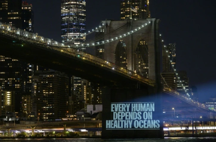 Un message de Greenpeace sur un panneau lumineux appelant à la protection des océans avant la reprise des négociations des Etats membres de l'ONU sur un traité pour protéger la haute mer, le 14 août 2022 à New York 