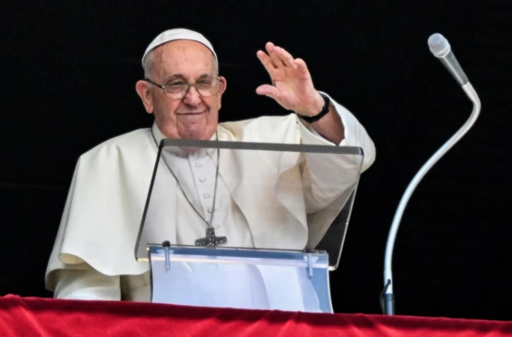 Le pape François salue la foule depuis la fenêtre du palais apostolique lors de la prière hebdomadaire de l'Angélus, le 30 juillet 2023 au Vatican