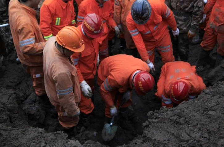 Plus de 100 personnes pourraient avoir été ensevelies par un glissement de terrain qui a frappé samedi matin un village de la province du Sichuan, en Chine