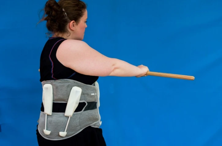 Une femme essaye un exosquelette expérimental dans un hôpital de Lille (nord), le 22 juin 2017