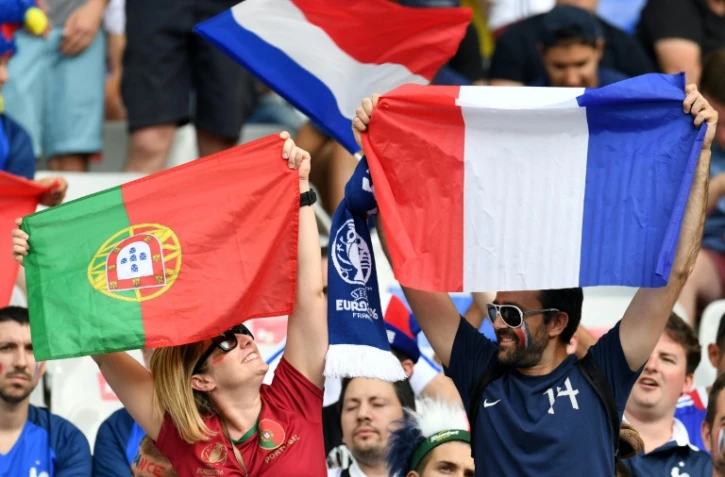Une supportrice portugaise et un supporteur français lors de la finale de l'Euro-2016, le 10 juillet au Stade de France