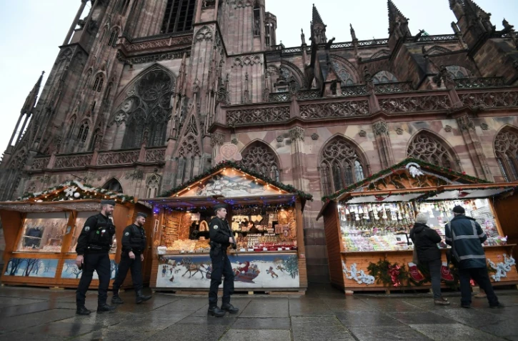 Des gendarmes en patrouille dans les allées du marché de Noël de Strasbourg, le 24 novembre 2017