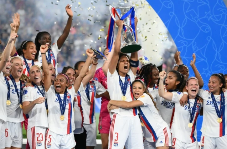 La capitaine de l'Olympique Lyonnais Wendie Renard soulève au milieu de ses coéquipières le Trophée de la Ligue des champions remporté contre le FC Barcelone, le 21 mai 2022  